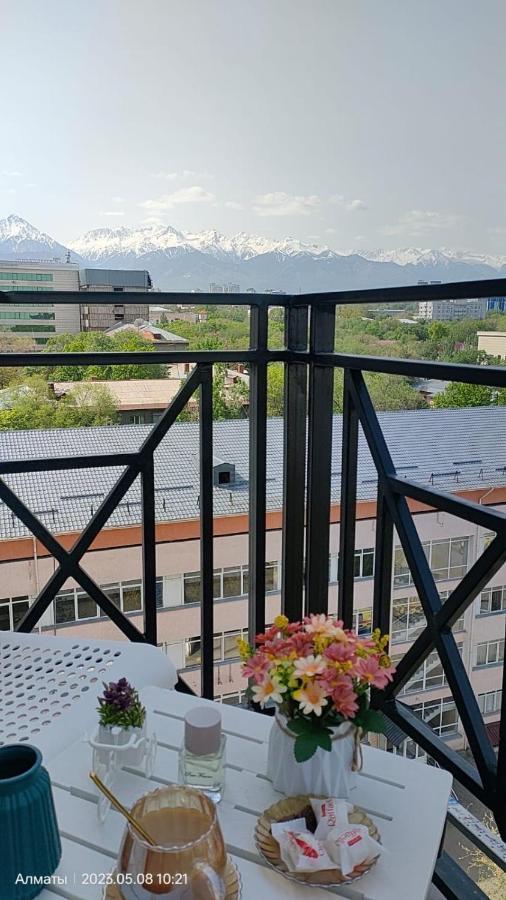 Студия В Центре Города, В «Золотом Квадрате» Almaty Esterno foto